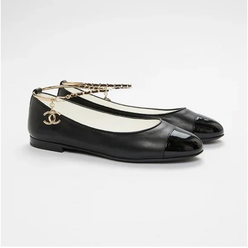 CHANEL Black Leather Cap-Toe Ballet Flats with Gold Chain Ankle Charm